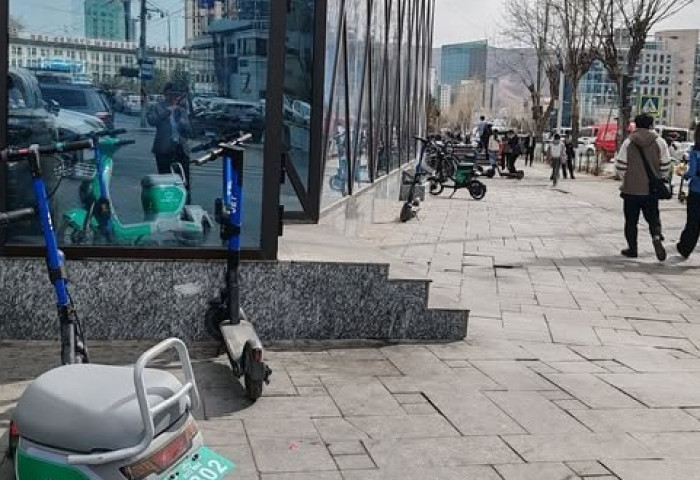 Нийтийн эзэмшлийн зам талбайд эмх цэгцгүй байршсан скүүтер, цахилгаан дугуйг цэгцэлнэ