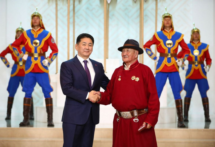 Хүнс, хөдөө аж ахуй, хөнгөн үйлдвэрийн салбарын албан хаагчид  төрийн дээд одон, медаль хүртлээ