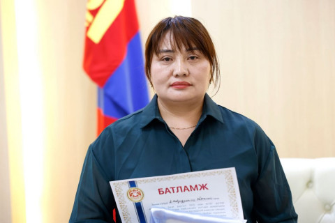 Нийслэлийн нутгийн захиргааны байгууллагын 18 албан хаагчид Албан тушаалын орон сууц ашиглуулах батламж, түлхүүр гардууллаа