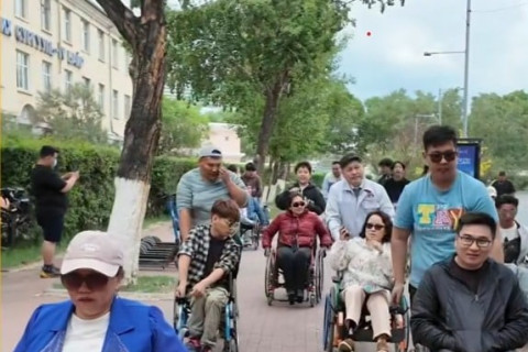 “ГЭРЭЭС ГАРЦГААЯ” аяныхан Засаг даргыг өрөөнөөс нь гаргаж аяллаа“