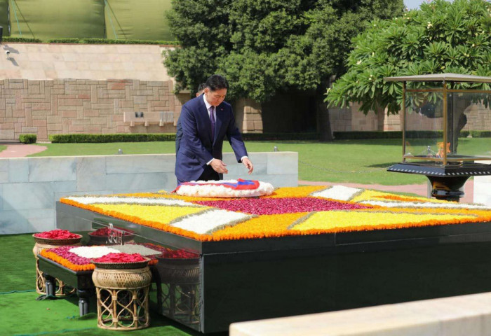 Монгол Улсын Ерөнхийлөгч У.Хүрэлсүх Махатма Ганди-гийн дурсгалын цогцолборт цэцэг өргөлөө