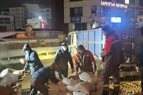 Гурвалжингийн гүүр орчимд элс, цемент, хайрга худалдаалдаг иргэн, ААН-үүдийг нүүлгэн шилжүүлж, тохижилтын ажлыг эхлүүллээ