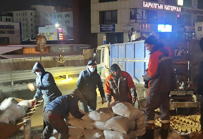 Гурвалжингийн гүүр орчимд элс, цемент, хайрга худалдаалдаг иргэн, ААН-үүдийг нүүлгэн шилжүүлж, тохижилтын ажлыг эхлүүллээ
