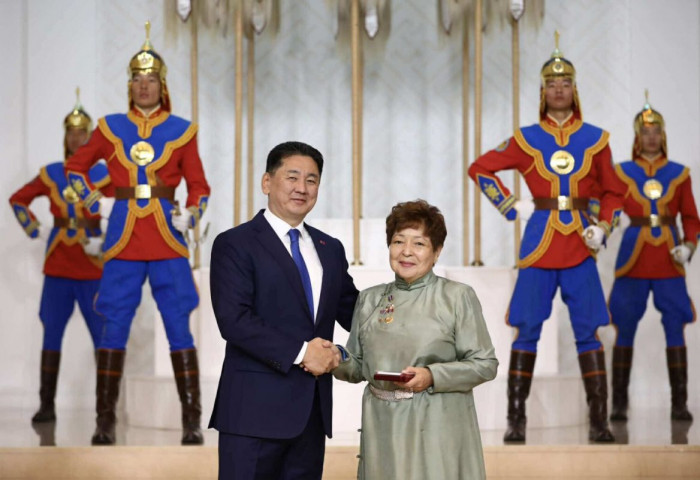 Бөөр, элэг шилжүүлэн суулгах аргыг нэвтрүүлж, нутагшуулсан Д.Нямсүрэн, О.Сэргэлэн нарт Ардын эмч цол хүртээлээ