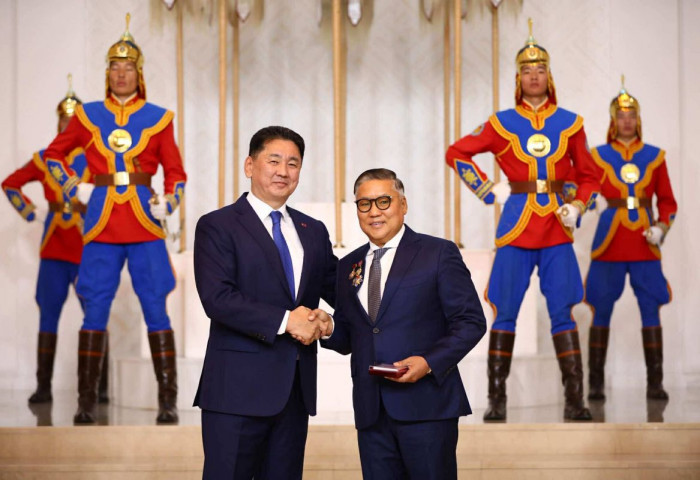 “Өгөөж чихэр боов” ХХК-ийн ерөнхий захирал С.Түмэнгэрэлд Хөдөлмөрийн баатар цол хүртээлээ