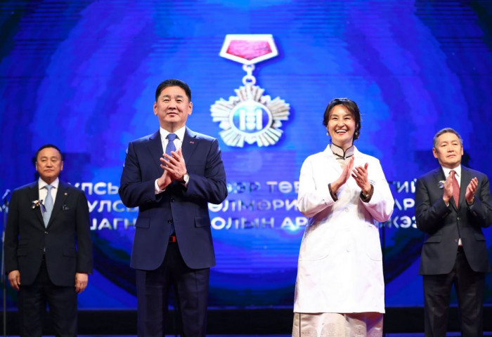 Түүхт 100 жилийн ойг нь тохиолдуулан Улсын Нэгдүгээр төв эмнэлгийг Хөдөлмөрийн баатар цолоор шагналаа