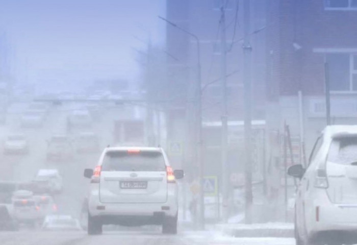 Улаанбаатар хот орчмоор цас орж, шуурна