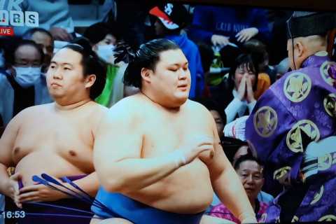 Их аварга Хоошёорюү Кюүшюү башёгийн эхний өдөр Хакүоход уналаа