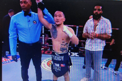 МУГТ Э.Цэндбаатар өрсөлдөгчөө ялж, “Монгол бахархлын өдөр”-ийн бэлэг барилаа