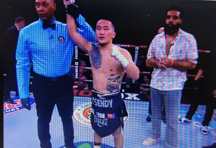 МУГТ Э.Цэндбаатар өрсөлдөгчөө ялж, “Монгол бахархлын өдөр”-ийн бэлэг барилаа