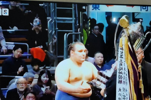 Хоошёорюү С.Бямбасүрэнг 4 дэх удаагаа давж Аонишики Кюүшюү башёд түрүүллээ