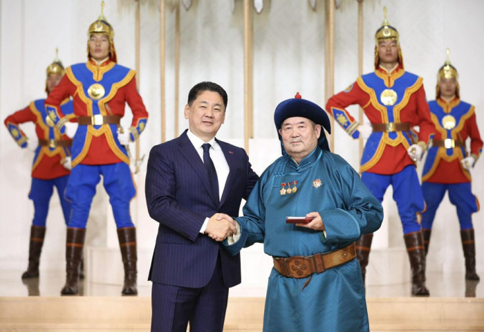 Ардын багш Сэндэнжавын Дуламд Хөдөлмөрийн баатар цол хүртээлээ