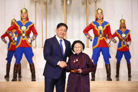 “Загасны Дулмаа” хэмээн олноо алдаршсан академич Аюурын Дулмаад Хөдөлмөрийн баатар цол хүртээлээ