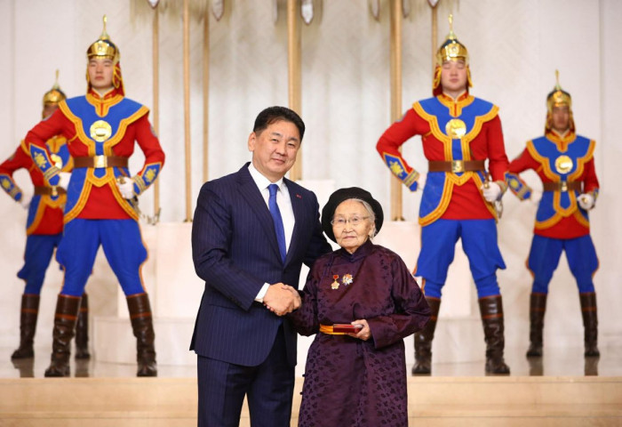 “Загасны Дулмаа” хэмээн олноо алдаршсан академич Аюурын Дулмаад Хөдөлмөрийн баатар цол хүртээлээ