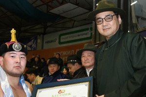 “Богдхан уулын хишиг барилдаан”-д улсын заан С.Сүхбат түрүүллээ