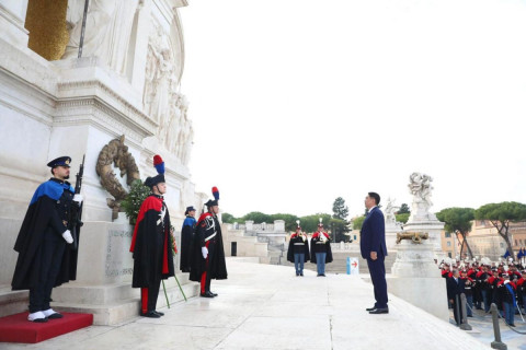 “Нэр нь үл мэдэгдэх цэргийн бунхан”-д цэцэг өргөж, хүндэтгэл үзүүллээ