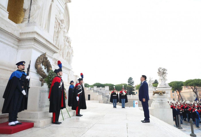 “Нэр нь үл мэдэгдэх цэргийн бунхан”-д цэцэг өргөж, хүндэтгэл үзүүллээ