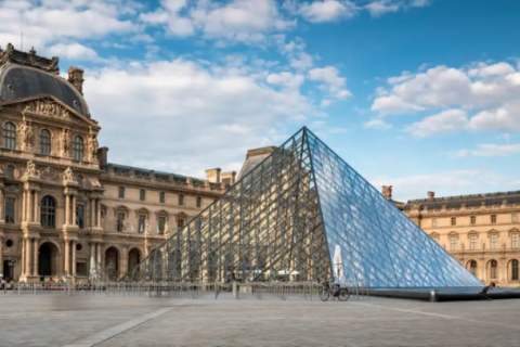 Луврын музейд ус алдсаны улмаас түүхэн номууд сүйджээ