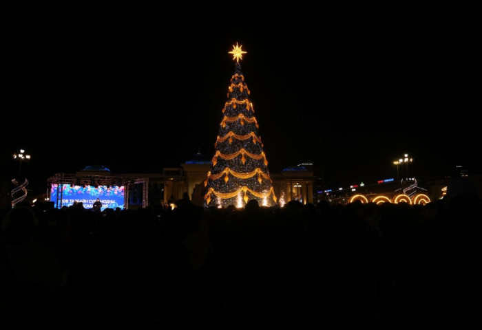 Фото сурвалжилга: Төв талбайн сүлд модны гэрлийг асаалаа