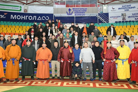 Алтан цомын барилдаанд Хамаг Монгол баг эхний ялалтаа авлаа