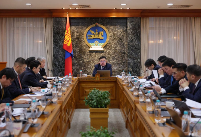 Хяналтын болон бүтээмжийн менежер, сайд нарын зөвлөхүүдийг цомхотгож, дэд сайд нарыг томиллоо