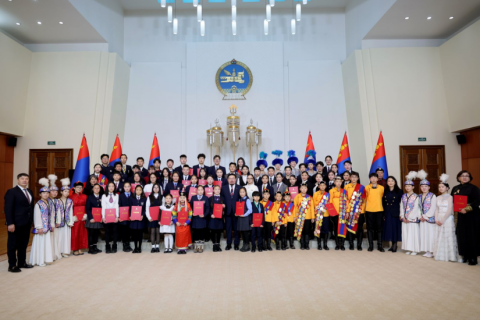 2025 оны онцлох хүүхдүүд шагналаа гардлаа