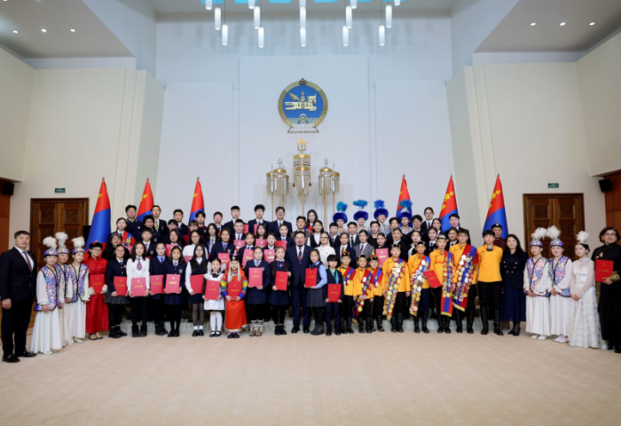 2025 оны онцлох хүүхдүүд шагналаа гардлаа