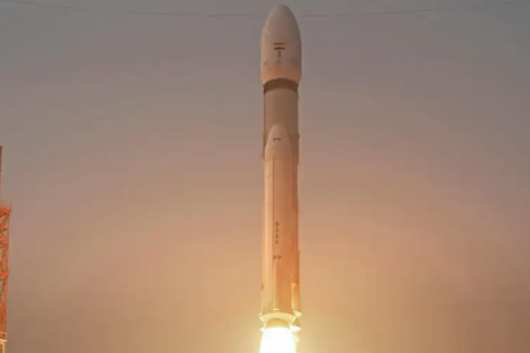 Энэтхэгийн сансрын агентлаг хүнд хиймэл дагуул хөөргөжээ