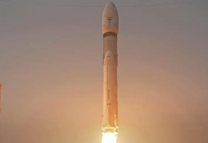 Энэтхэгийн сансрын агентлаг хүнд хиймэл дагуул хөөргөжээ