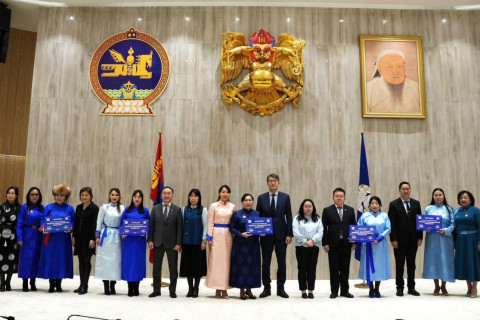 Нийслэлийн шилдэг менежменттэй ментор сургууль, цэцэрлэгт индексийн урамшуулал олголоо