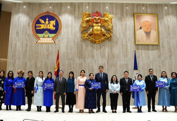 Нийслэлийн шилдэг менежменттэй ментор сургууль, цэцэрлэгт индексийн урамшуулал олголоо