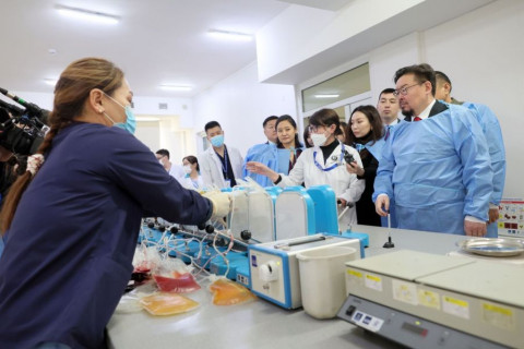 Ерөнхий сайд Г.Занданшатар цусаа хандивлаж, бусдад амьдрал бэлэглэхийг уриаллаа