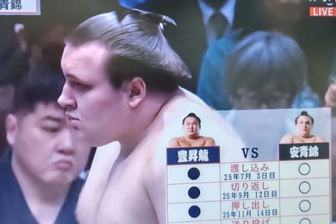 Хацү башёг Озэки Оаношики 11 даваатай ганцаараа тэргүүлж байна