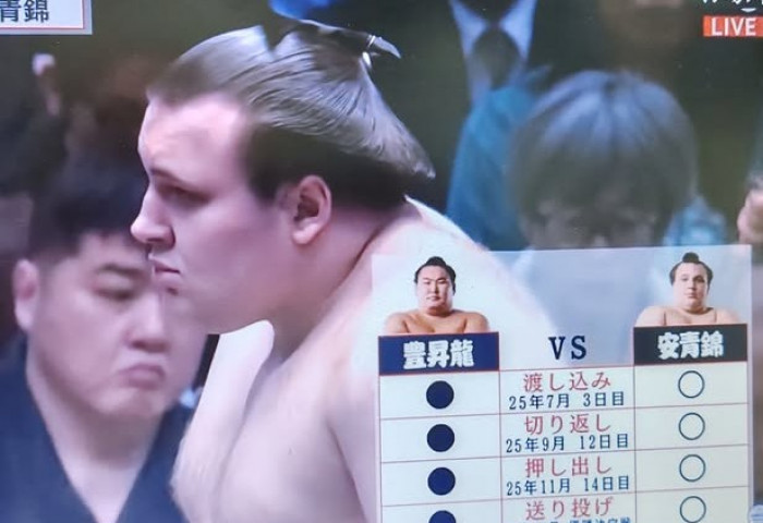 Хацү башёг Озэки Оаношики 11 даваатай ганцаараа тэргүүлж байна