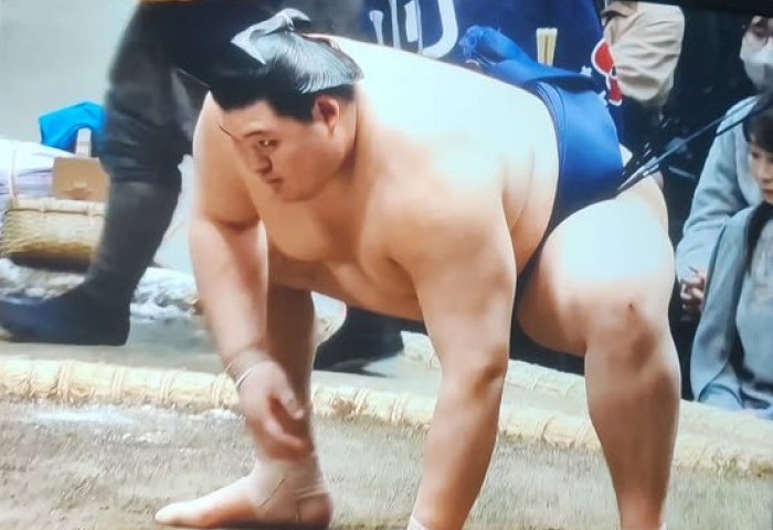 Хацү башёг Аонишики, Атамифүжи нар 11 даваатай тэргүүлж байна