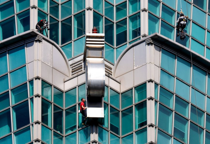 101 давхар барилгын оройд хамгаалалтын олсгүйгээр гарчээ