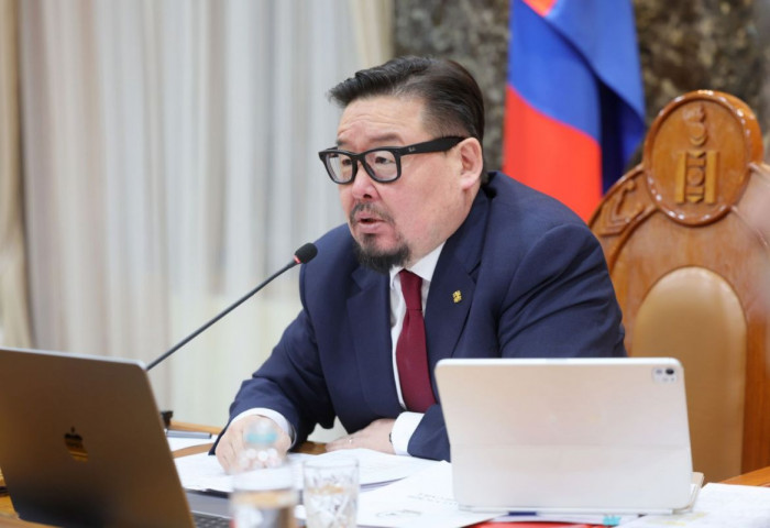 Ерөнхий сайд Г.Занданшатар Эрчим хүчний сайд Б.Чойжилсүрэнд нэг сарын хугацаатай үүрэг өглөө