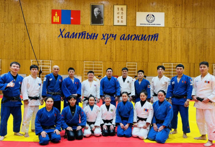 Монголын жүдочид Парисыг зорилоо