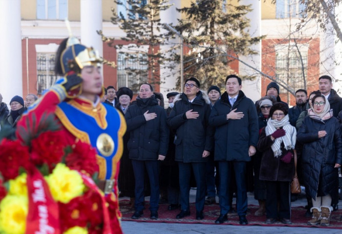 Маршал Х.Чойбалсангийн хөшөөнд цэцэг өргөж, хүндэтгэл үзүүллээ