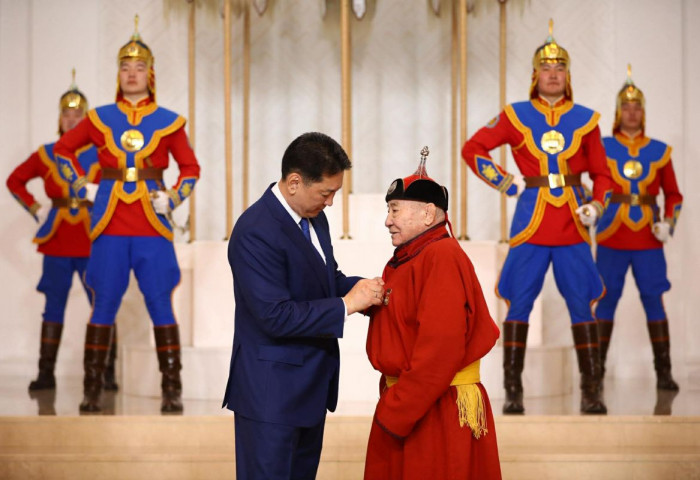 Ардын багш Д.Сэрээтэрт Хөдөлмөрийн баатар цол хүртээлээ