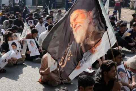 Гурван хүний бүрэлдэхүүнтэй зөвлөл Ираныг түр хугацаанд удирдана