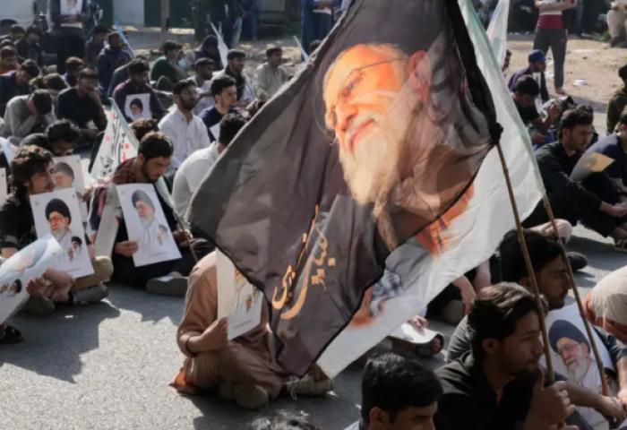 Гурван хүний бүрэлдэхүүнтэй зөвлөл Ираныг түр хугацаанд удирдана