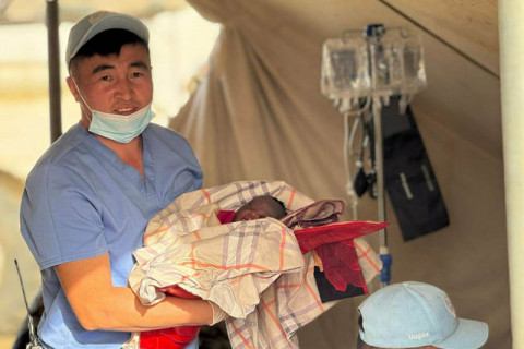 Монгол цэргүүд 1400 гаруй иргэнийг хамгаалалтад авч, эх нярайг эсэн мэнд амаржуулжээ