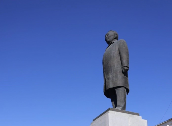 Төр, нийгмийн зүтгэлтэн Ж.Батмөнх агсны хөшөөнд цэцэг өргөж, хүндэтгэл илэрхийллээ