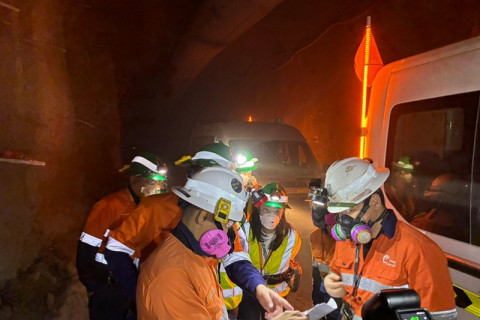 Оюутолгойн гүний уурхайн бүтээн байгуулалтын ажлын явцтай танилцаж байна