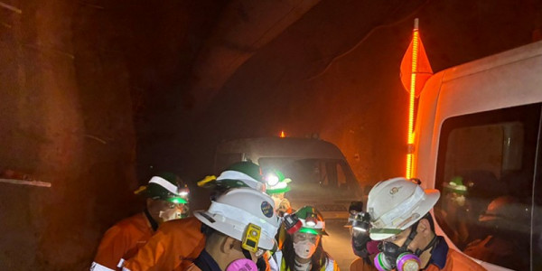 Оюутолгойн гүний уурхайн бүтээн байгуулалтын ажлын явцтай танилцаж байна