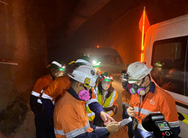 Оюутолгойн гүний уурхайн бүтээн байгуулалтын ажлын явцтай танилцаж байна