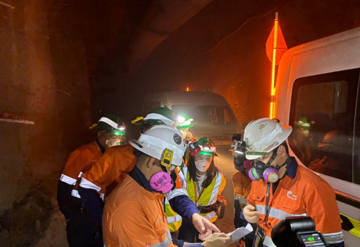 Оюутолгойн гүний уурхайн бүтээн байгуулалтын ажлын явцтай танилцаж байна