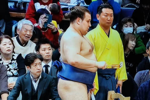 Хару башёг 8 даваатай 3 бөх тэргүүлж явна