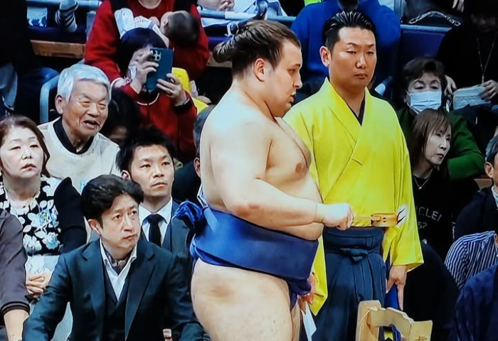 Хару башёг 8 даваатай 3 бөх тэргүүлж явна